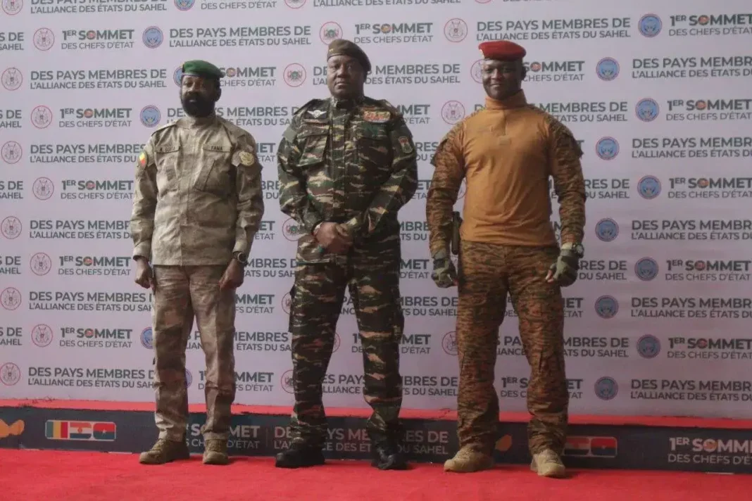 Le général Abdourahamane Tiani du Niger (centre), le colonel Assimi GoÃ¯ta du Mali (Ã  gauche) et le capitaine Ibrahim TraorÃ© (Ã  droite) du Burkina Faso au 1er sommet des dirigeants de l'Alliance des Etats du Sahel (AES), le 6 juillet 2024