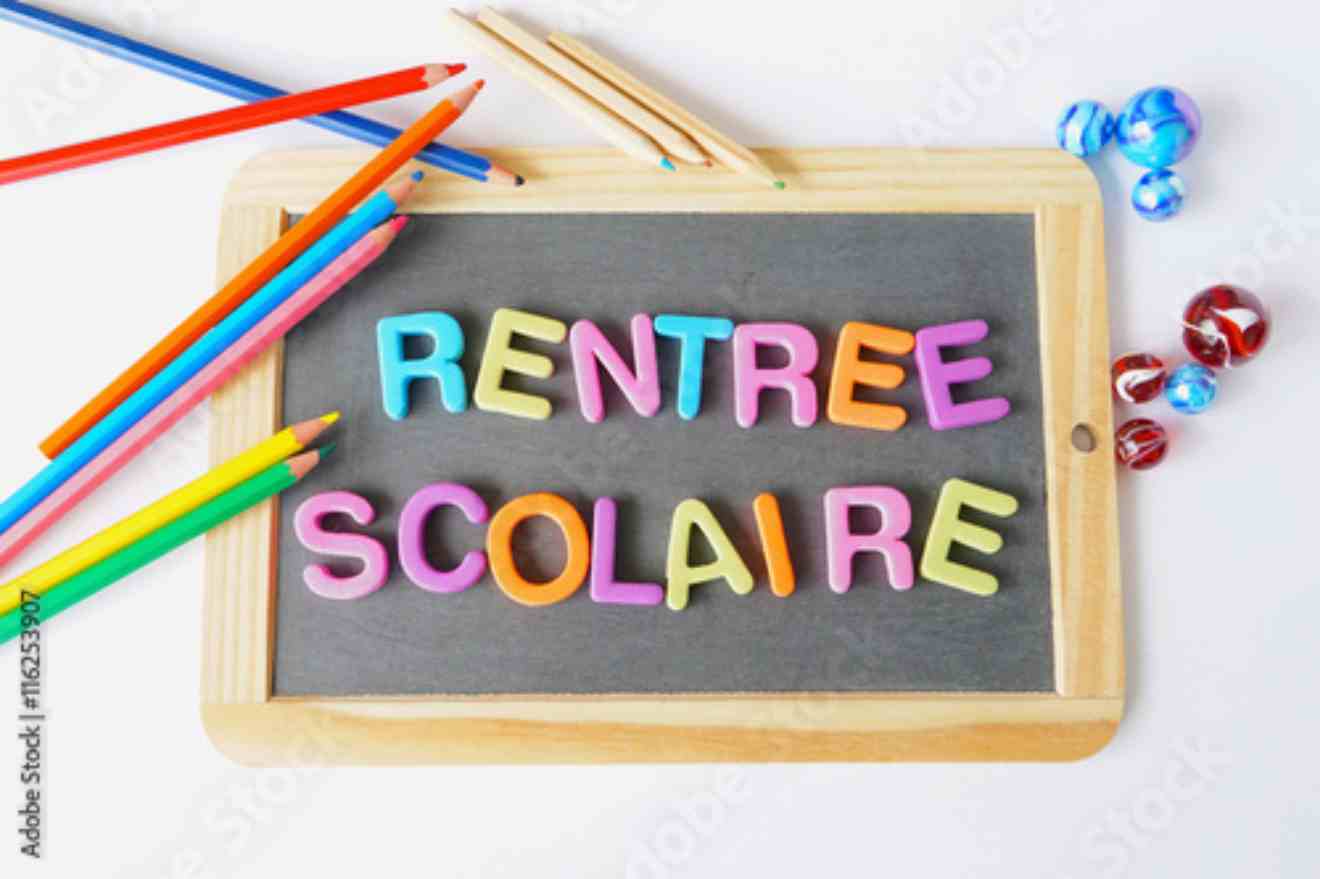 Rentrée scolaire ardoise crayons billes @ Adobe Stock