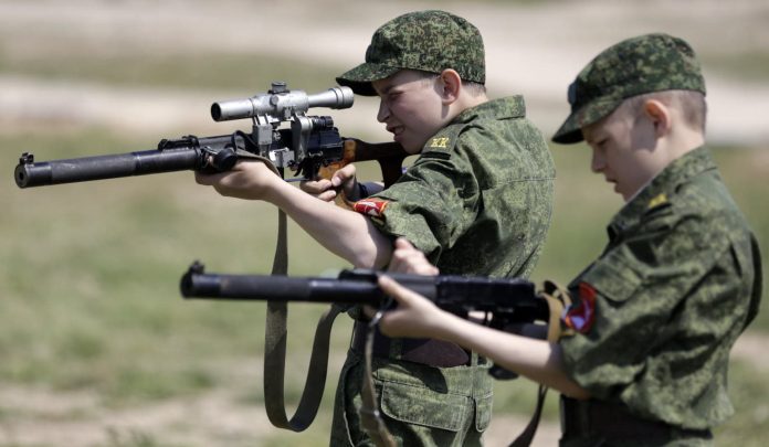 Guerre en Ukraine : la Russie va introduire un cours de formation militaire dès le collège
