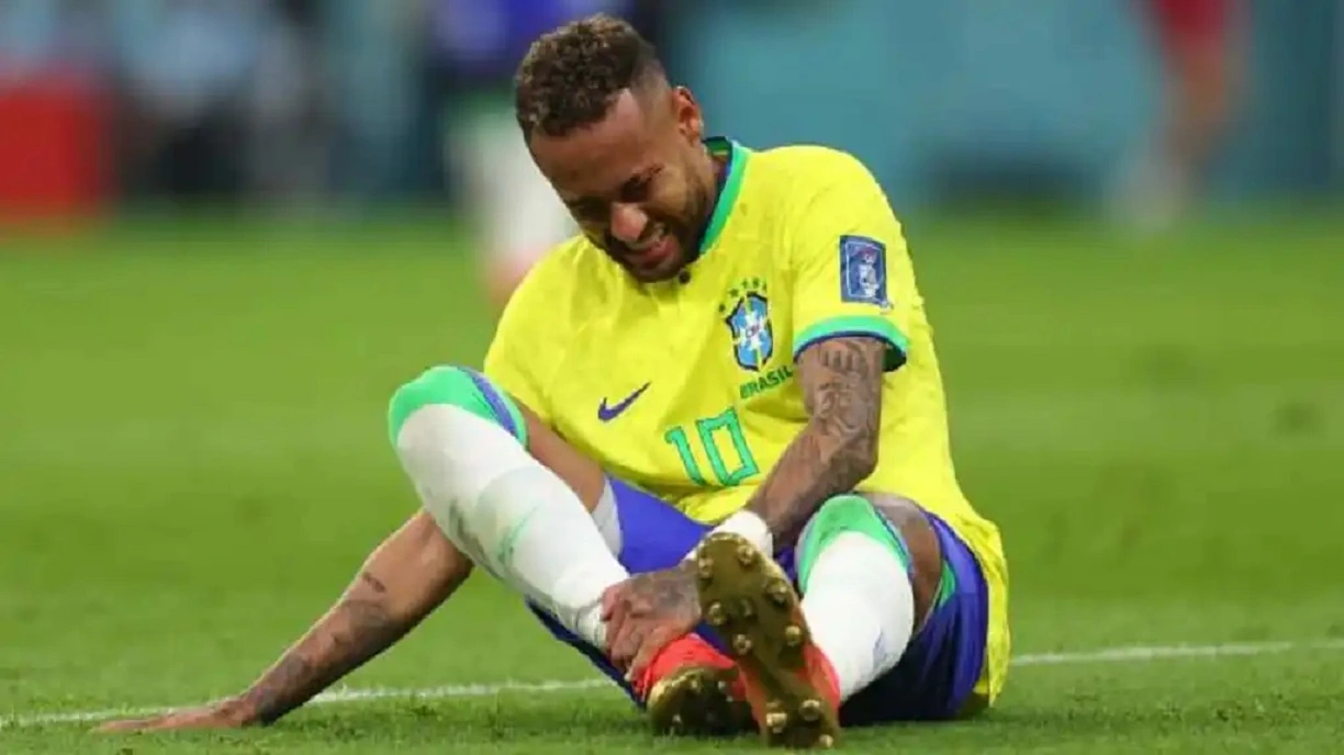 Neymar sort sur blessure lors d'un match avec le Brésil-