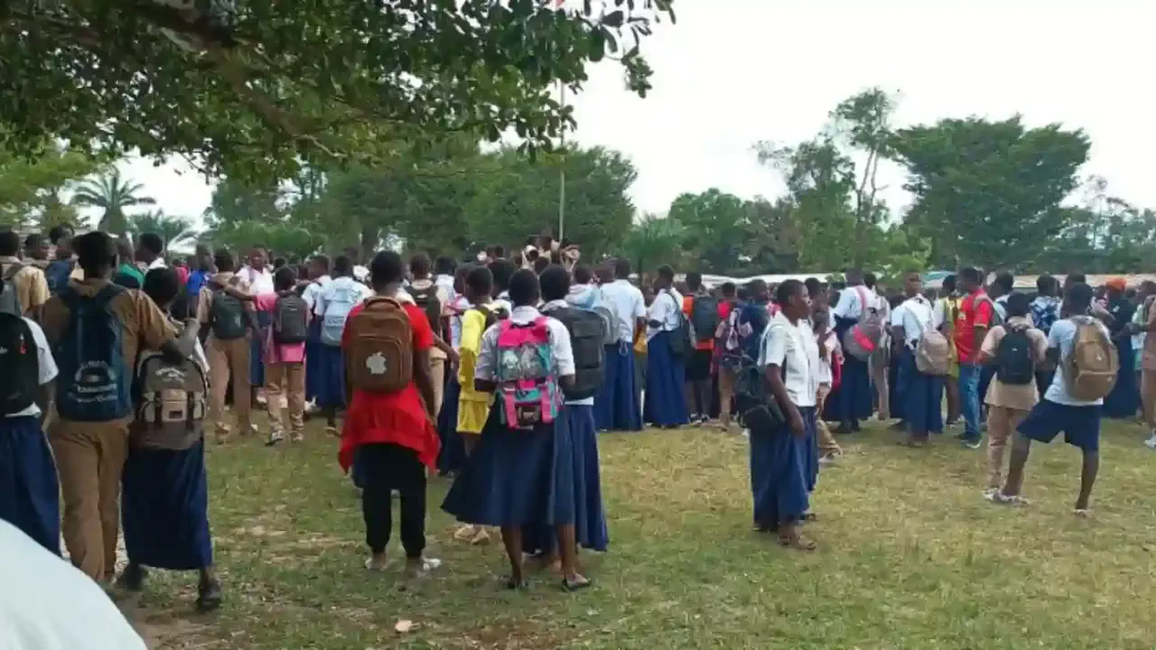 des jeunes sèment la panique dans les lycées de Blolequin