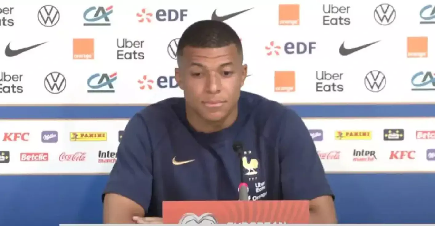Kylian Mbappé en conférence de presse avec la France