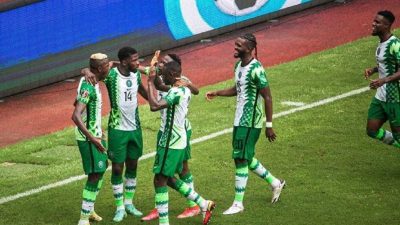 Des joueurs du Nigéria célèbrent leur but