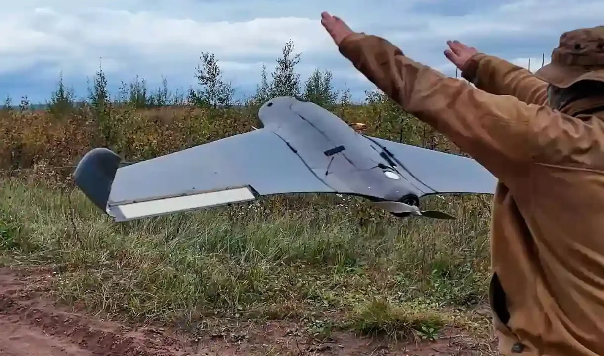 Un soldat russe lance un drone, le 30 septembre 2025.  - Ministère de la Défense de Russie/AP/SIPA