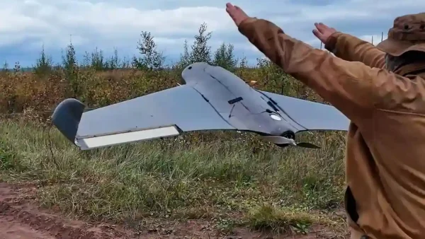 Un soldat russe lance un drone, le 30 septembre 2025. - Ministère de la Défense de Russie/AP/SIPA