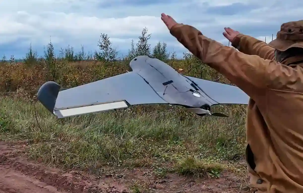 Un soldat russe lance un drone, le 30 septembre 2025.  - Ministère de la Défense de Russie/AP/SIPA