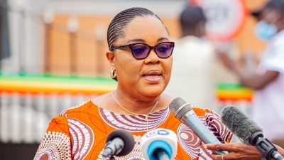 Eunice Loisel Kiniffo speaking at a conference about economic development in Benin.