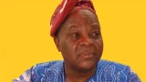 Graphic illustrating constitutional revision in Benin with Sévérin Adjovi's warning against institutional drift.