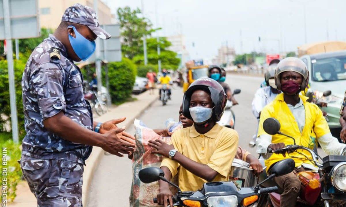 Un agent de la police républicaine en train de sensibiliser les motocyclistes sur le respect des règles de sécurité routière