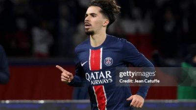 Vitinha en action sur le terrain, montrant son talent et son potentiel de futur Ballon d'Or.