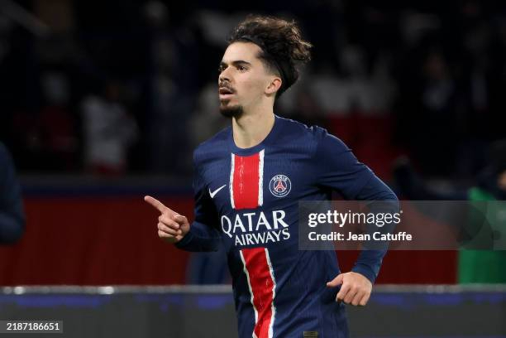 Vitinha en action sur le terrain, montrant son talent et son potentiel de futur Ballon d'Or.