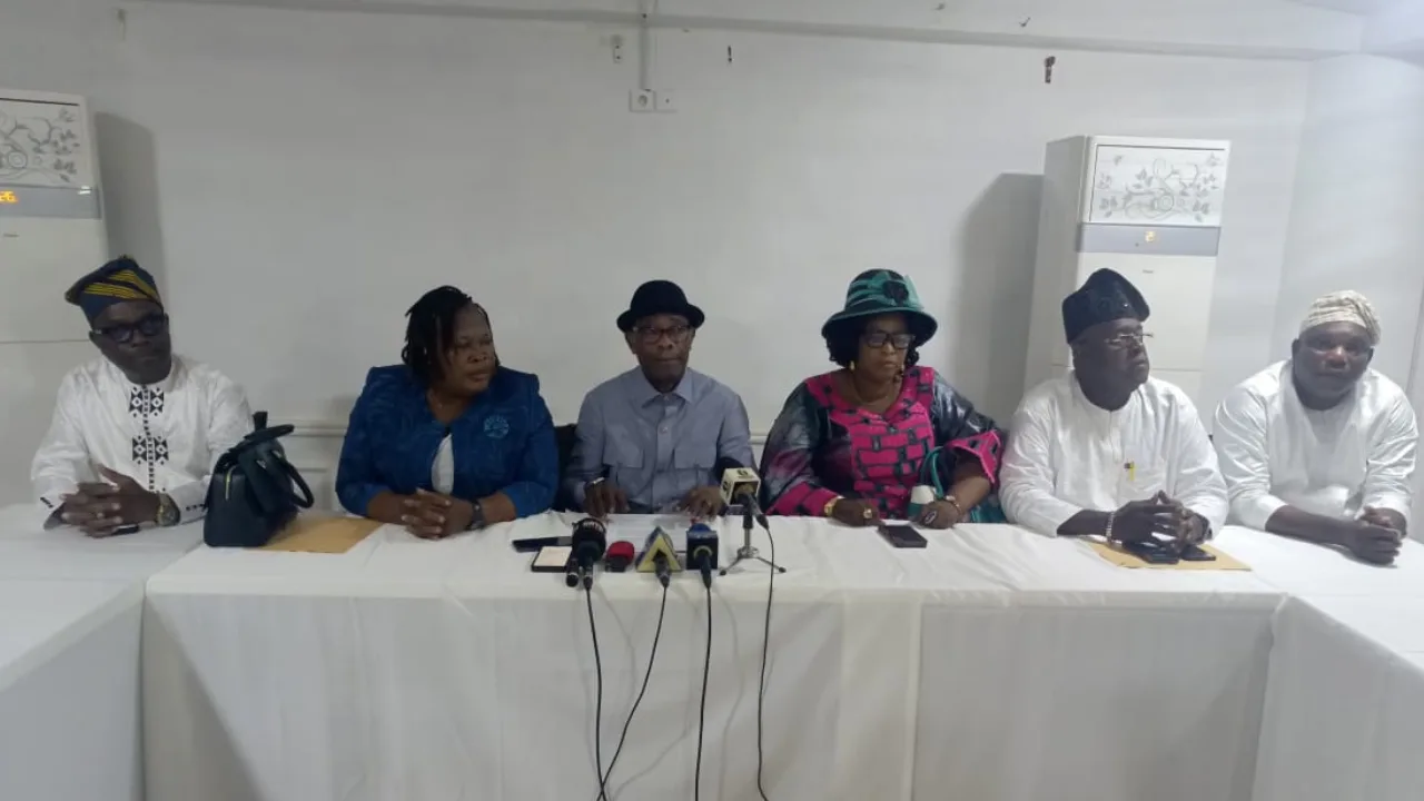 Les députés démissionnaires du Parti Les Démocrates, Chantal Adjovi, Léansou Do Rego, Denise Houmènou, Constant Nahum, Michel Sodjinou et Joël Godonou lors d'un point de presse ce vendredi 31 octobre