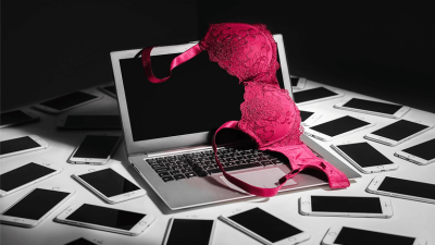 Ordinateur, téléphones portables, soutien gorge pour matérialiser les outils de travail des cybercriminels