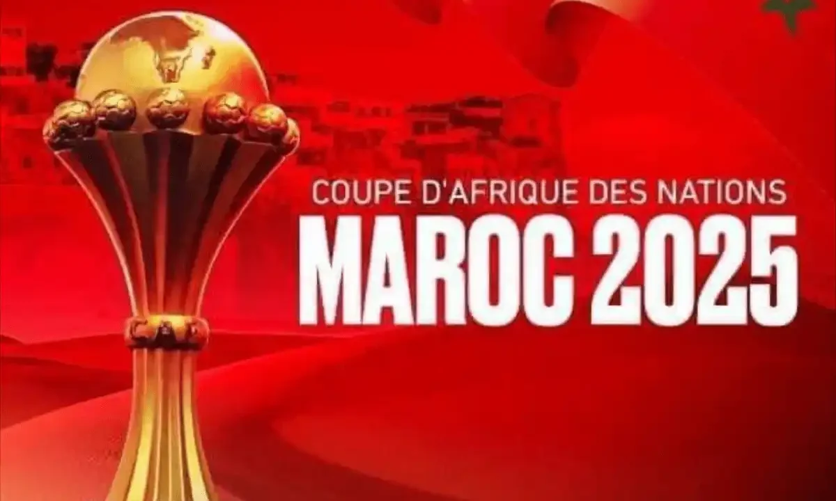 Logo de la CAN 2025 avec le drapeau du Maroc en arrière-plan.