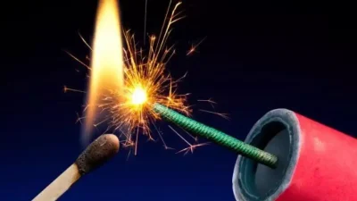 Pétards et artifices colorés sur un fond sombre, représentant des feux d'artifice.