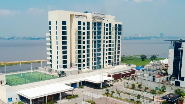 Un hôtel à 30 000 m² qui fait déjà parler : le Kempinski, hotel 5 étoiles, ouvre officiellement à Brazzaville