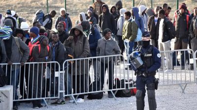 Des migrants après le démantèlement de la «jungle» Ã  Calais.
