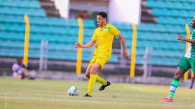 Yohan Roche, défenseur central béninois, lors d'un match de football.