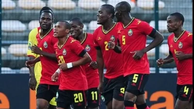 Des joueurs du Mozambique célèbrent leur but