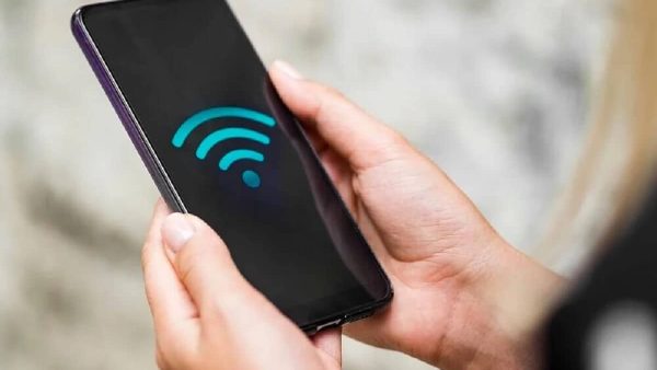 une main tenant un smartphone