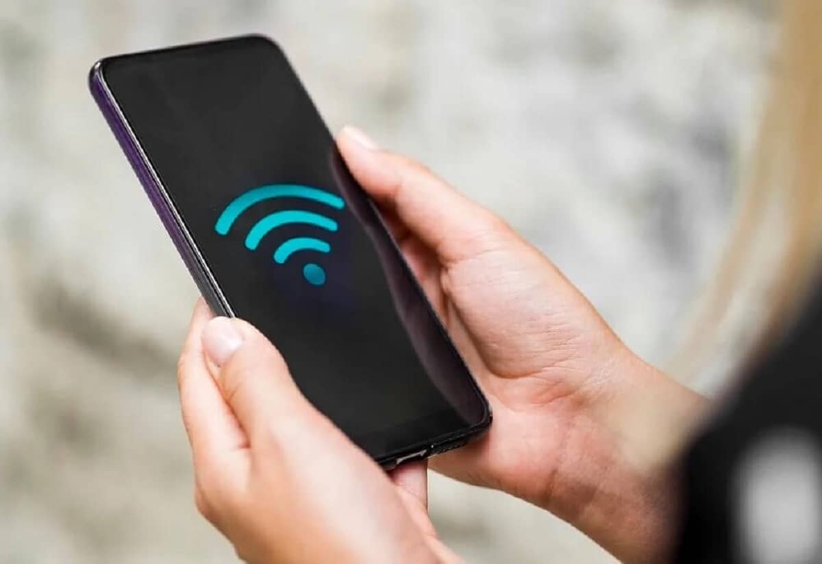 une main tenant un smartphone