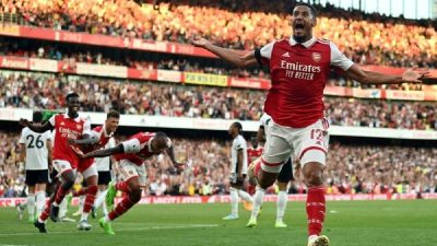William Saliba célèbre un but avec ses coéquipiers à Arsenal.