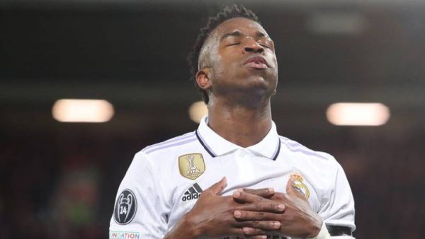 Vinicius Jr qui célèbre son deuxième but contre Liverpool en huitièmes de finale aller de la Ligue des champions le 21/02/2023