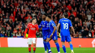 Eduardo Camavinga et Kylian Mbappé face à Gianluca Prestianni. - Getty Images Europe//SIPA
