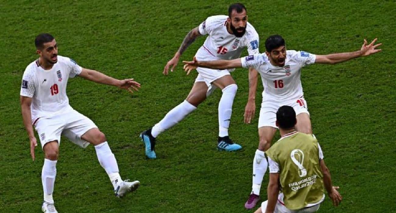 Les joueurs iraniens qui célèbrent la victoire contre le pays de Galles au Mondial 2022
