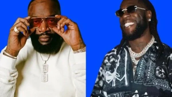 Rick Ross et Burna Boy posent ensemble lors d'un événement musical.