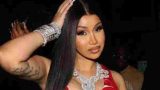 Cardi B pose nue, mettant en avant ses courbes et sa confiance en elle.