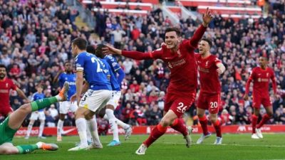 le défenseur de Liverpool, Adrew Robertson, célèbre son but contre Everton
