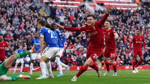 le défenseur de Liverpool, Adrew Robertson, célèbre son but contre Everton