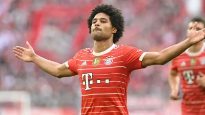 Serge Gnabry en action lors d'un match de football avec le Bayern Munich.