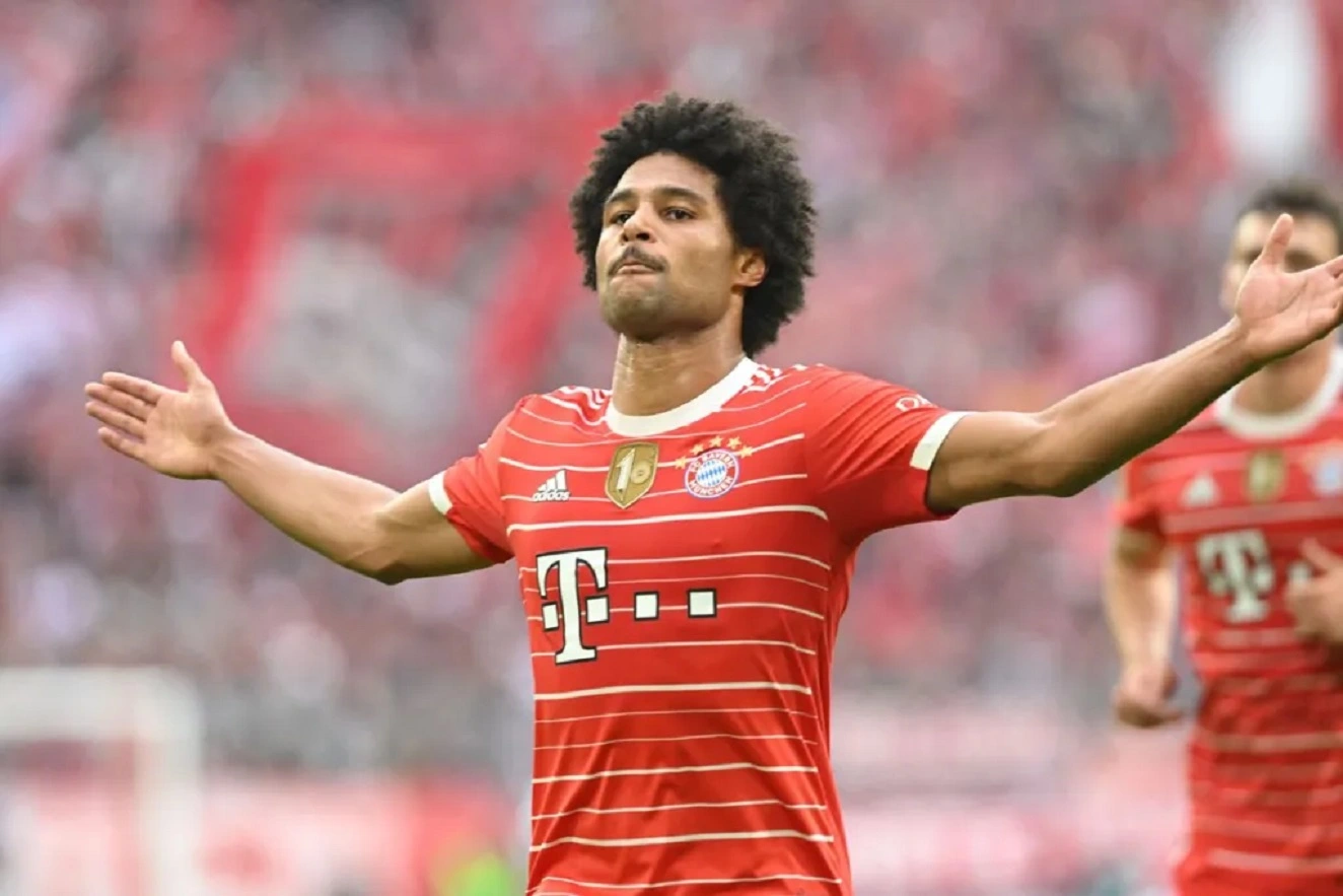 Serge Gnabry en action lors d'un match de football avec le Bayern Munich.