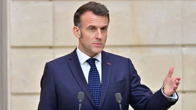 À un an de quitter l’Élysée, le tailleur d’Emmanuel Macron révèle le prix étonnant de ses costumes
