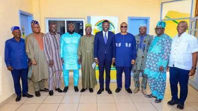 Joseph Djogbénou avec une délégation de la FCBE