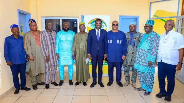Joseph Djogbénou avec une délégation de la FCBE