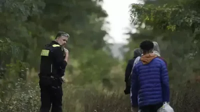 Un policier allemand escorte un groupe de migrants illégaux @Sipa Press