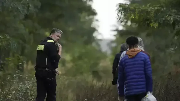 Un policier allemand escorte un groupe de migrants illégaux @Sipa Press