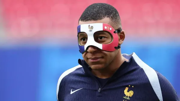 Kylian Mbappé à l'entrainement avec son masque à la veille de France - Pays-Bas