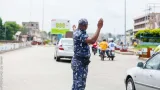 Un policier en train de réguler la circulation Ã  Cotonou
