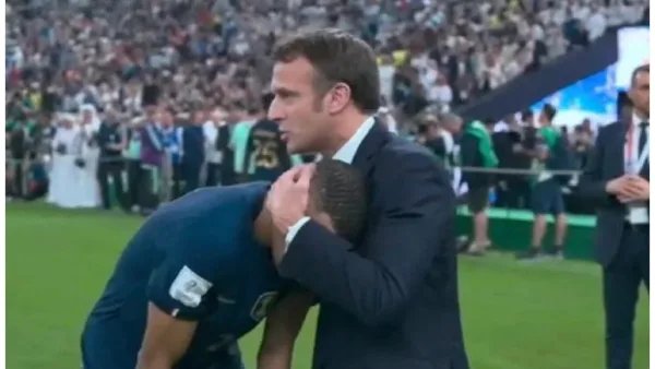Kylian Mbappé et Emmanuel Macron après la défaite face à l'Argentine