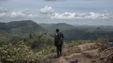 Un soldat des FARDC (Forces armées de la RDC) se tenant sur une position militaire, dans la province du Nord-Kivu, à l'est de la République démocratique du Congo, le 14 mai 2024.
