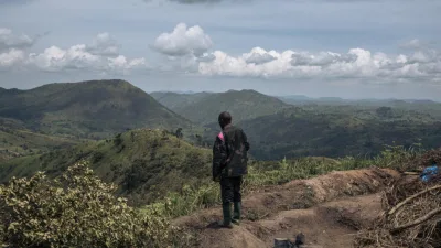 Un soldat des FARDC (Forces armées de la RDC) se tenant sur une position militaire, dans la province du Nord-Kivu, à l'est de la République démocratique du Congo, le 14 mai 2024.