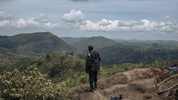 Un soldat des FARDC (Forces armées de la RDC) se tenant sur une position militaire, dans la province du Nord-Kivu, à l'est de la République démocratique du Congo, le 14 mai 2024.