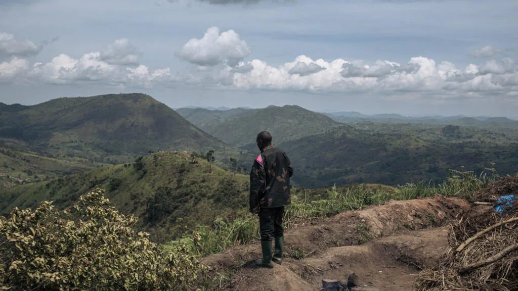 Un soldat des FARDC (Forces armées de la RDC) se tenant sur une position militaire, dans la province du Nord-Kivu, à l'est de la République démocratique du Congo, le 14 mai 2024.
