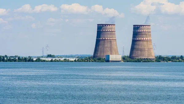 Les deux tours aéroréfrigérantes de la centrale nucléaire de Zaporijjia, en Ukraine, qui compte six réacteurs.