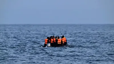 Des migrants clandestins en pleine mer. Photo AFP
