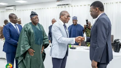 Joseph Djogbénou et les membres du bureau du Sénat
